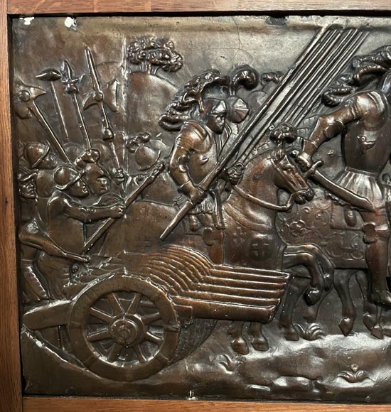 Cheminée en chêne avec bas-reliefs en plâtre imitation bronze, datée de 1896-5