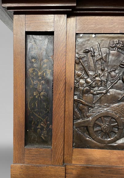Cheminée en chêne avec bas-reliefs en plâtre imitation bronze, datée de 1896-8