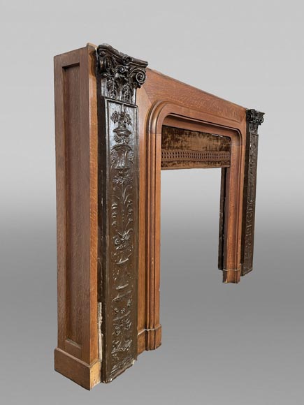 Cheminée en chêne avec bas-reliefs en plâtre imitation bronze, datée de 1896-9