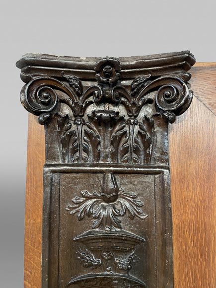 Cheminée en chêne avec bas-reliefs en plâtre imitation bronze, datée de 1896-10