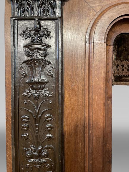 Cheminée en chêne avec bas-reliefs en plâtre imitation bronze, datée de 1896-11