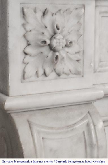 Cheminée de style Louis XVI à tournesols, en marbre de Carrare-3