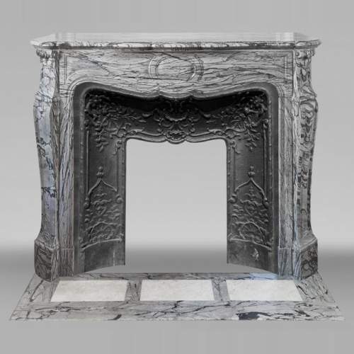 Cheminée de style Louis XV modèle Pompadour, en marbre bleu fleuri