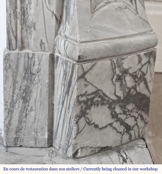 Cheminée de style Louis XV modèle Pompadour, en marbre bleu fleuri-7