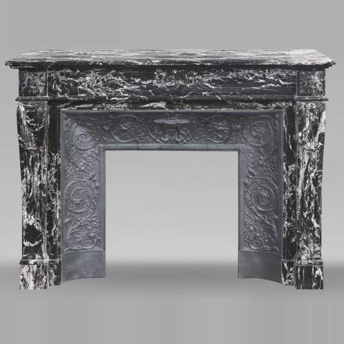 Cheminée de style Louis XVI décorée d'une fleur, en marbre noir Marquina