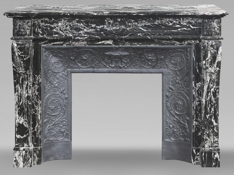Cheminée de style Louis XVI décorée d'une fleur, en marbre noir Marquina-0
