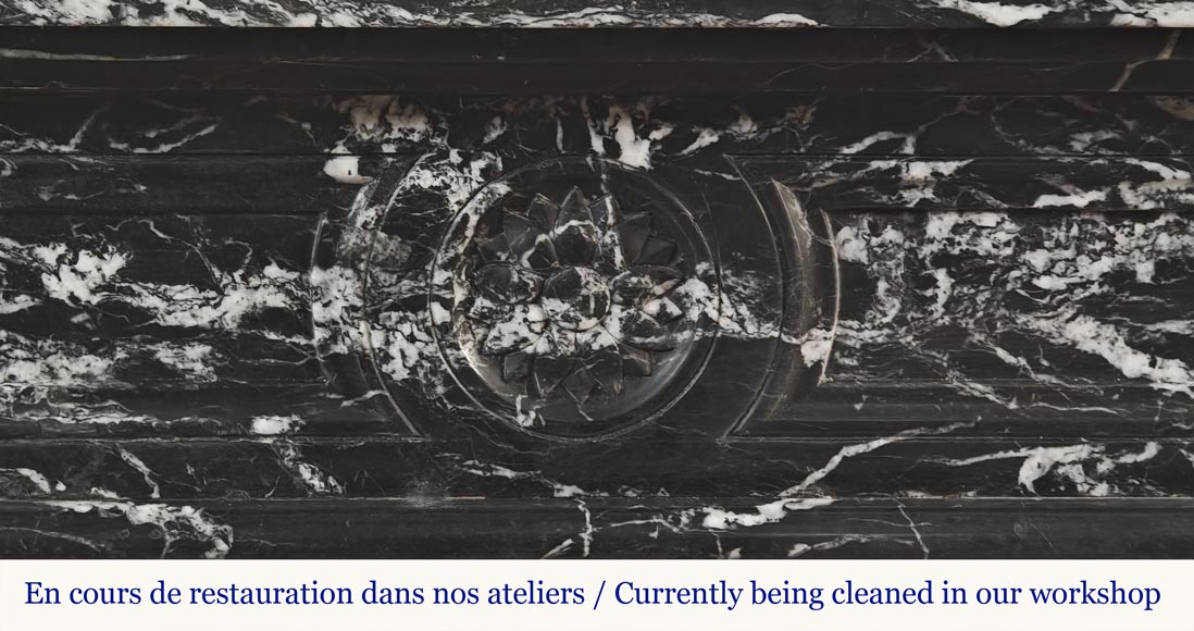 Cheminée de style Louis XVI décorée d'une fleur, en marbre noir Marquina-1