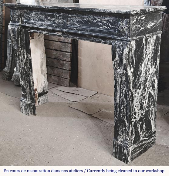 Cheminée de style Louis XVI décorée d'une fleur, en marbre noir Marquina-6