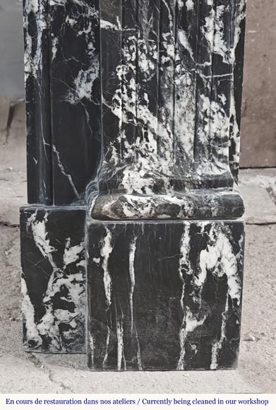 Cheminée de style Louis XVI décorée d'une fleur, en marbre noir Marquina-8