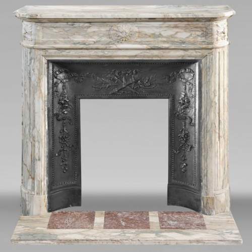 Cheminée de style Louis XVI à coin arrondie, en brèche de Médous