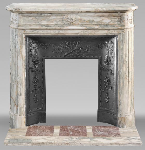 Cheminée de style Louis XVI à coin arrondie, en brèche de Médous-0