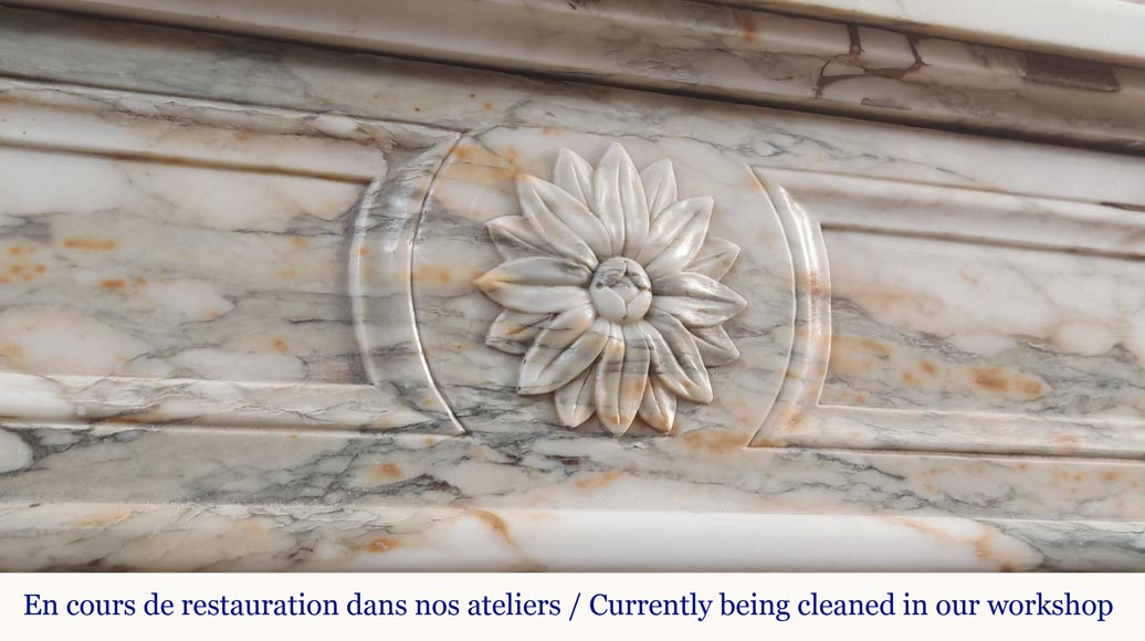 Cheminée de style Louis XVI à coin arrondie, en brèche de Médous-2