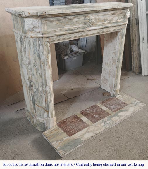 Cheminée de style Louis XVI à coin arrondie, en brèche de Médous-3