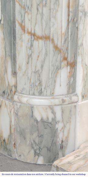 Cheminée de style Louis XVI à coin arrondie, en brèche de Médous-5