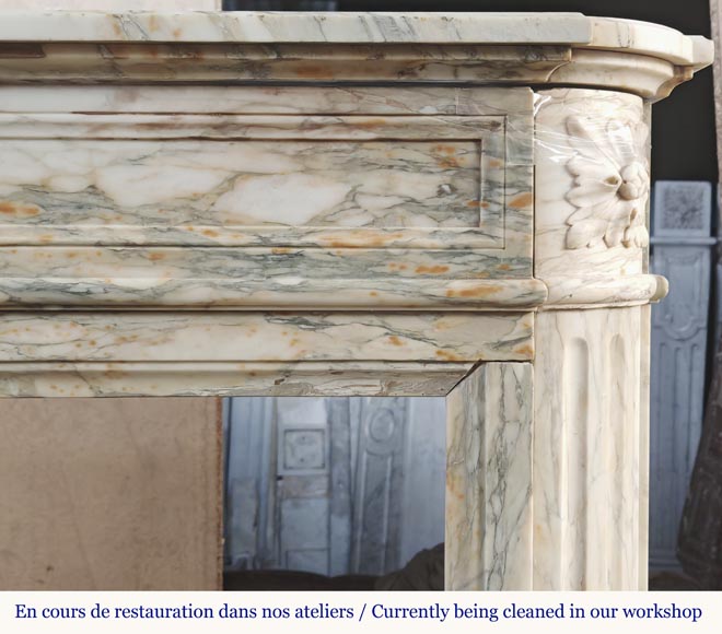 Cheminée de style Louis XVI à coin arrondie, en brèche de Médous-7