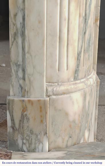 Cheminée de style Louis XVI à coin arrondie, en brèche de Médous-8