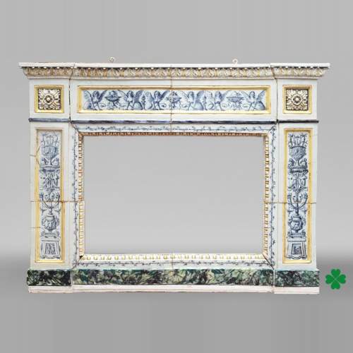 Cheminée en faïence de style Louis XVI, travail italien de la fin du XIXᵉ siècle