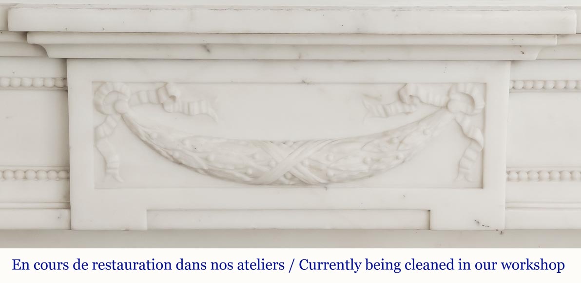Cheminée de style Louis XVI à demi colonne corinthien, en marbre demi statuaire-1