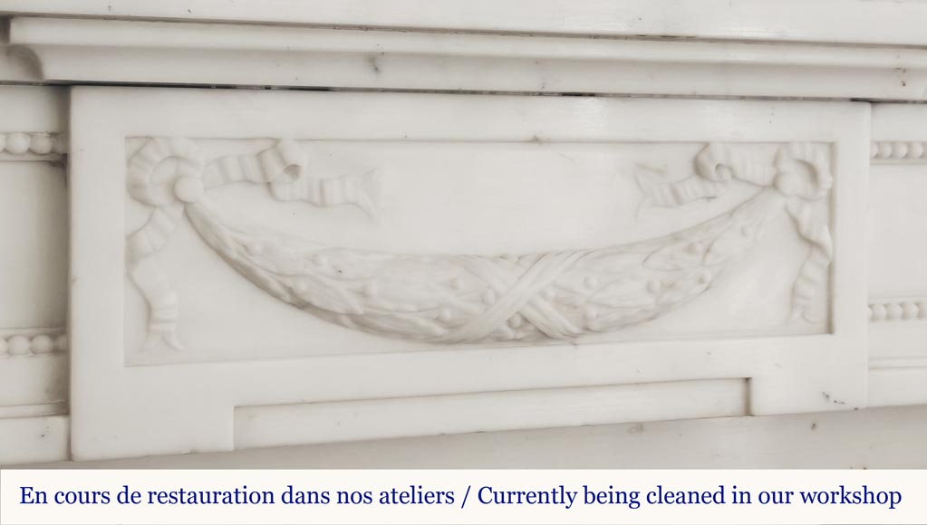 Cheminée de style Louis XVI à demi colonne corinthien, en marbre demi statuaire-2