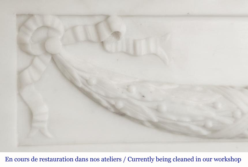 Cheminée de style Louis XVI à demi colonne corinthien, en marbre demi statuaire-3