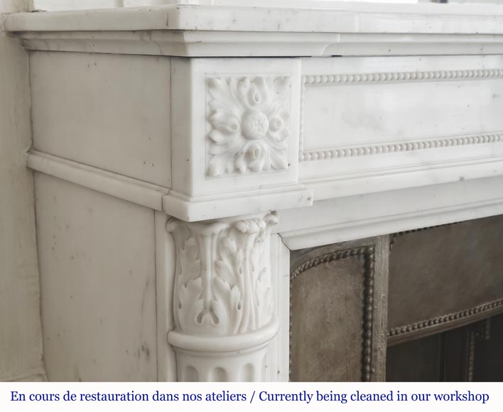 Cheminée de style Louis XVI à demi colonne corinthien, en marbre demi statuaire-5