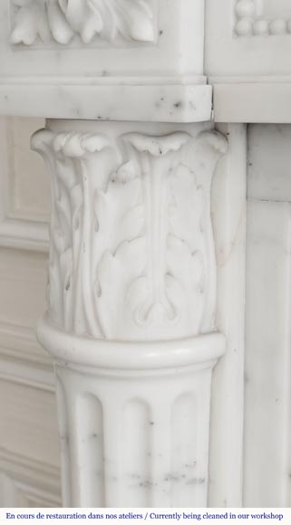 Cheminée de style Louis XVI à demi colonne corinthien, en marbre demi statuaire-6