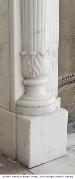 Cheminée de style Louis XVI à demi colonne corinthien, en marbre demi statuaire-7