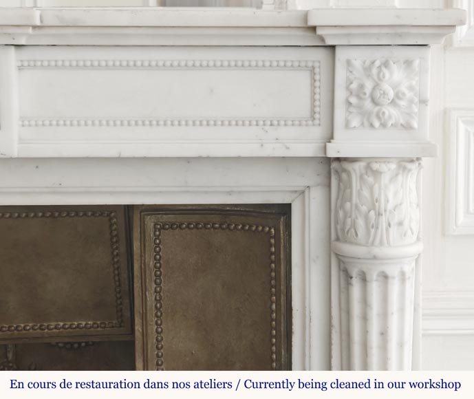 Cheminée de style Louis XVI à demi colonne corinthien, en marbre demi statuaire-9