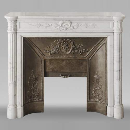 Cheminée de style Louis XVI à demi colonne cannelé corinthienne, en marbre demi statuaire