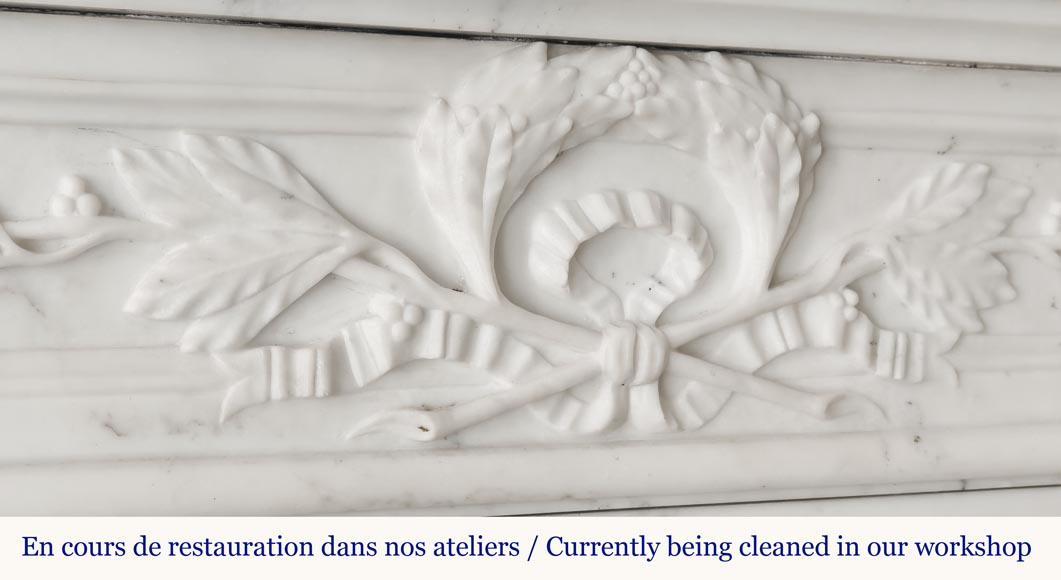 Cheminée de style Louis XVI à demi colonne cannelé corinthienne, en marbre demi statuaire-2