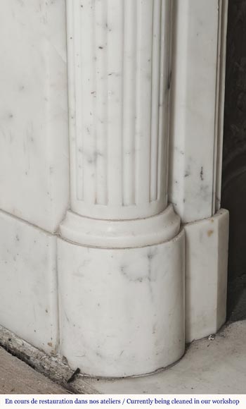 Cheminée de style Louis XVI à demi colonne cannelé corinthienne, en marbre demi statuaire-6