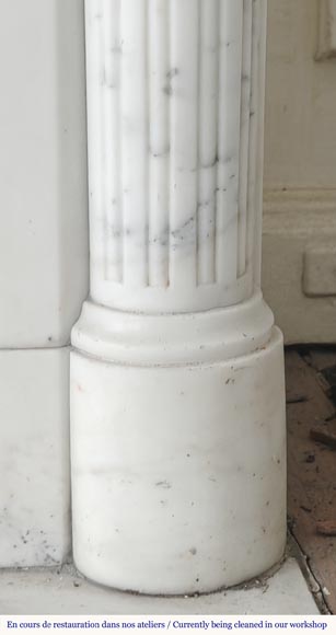 Cheminée de style Louis XVI à demi colonne cannelé corinthienne, en marbre demi statuaire-10