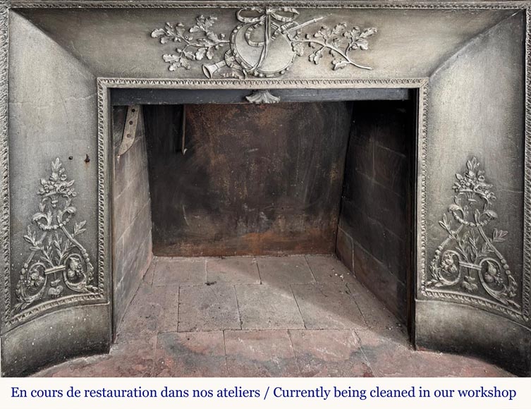 Très belle cheminée de style Louis XVI au très riche décor, sculptée en marbre de Carrare-8