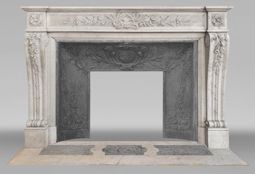 Cheminée de style Louis XVI en marbre de Carrare très sculpté, à décor floral-0