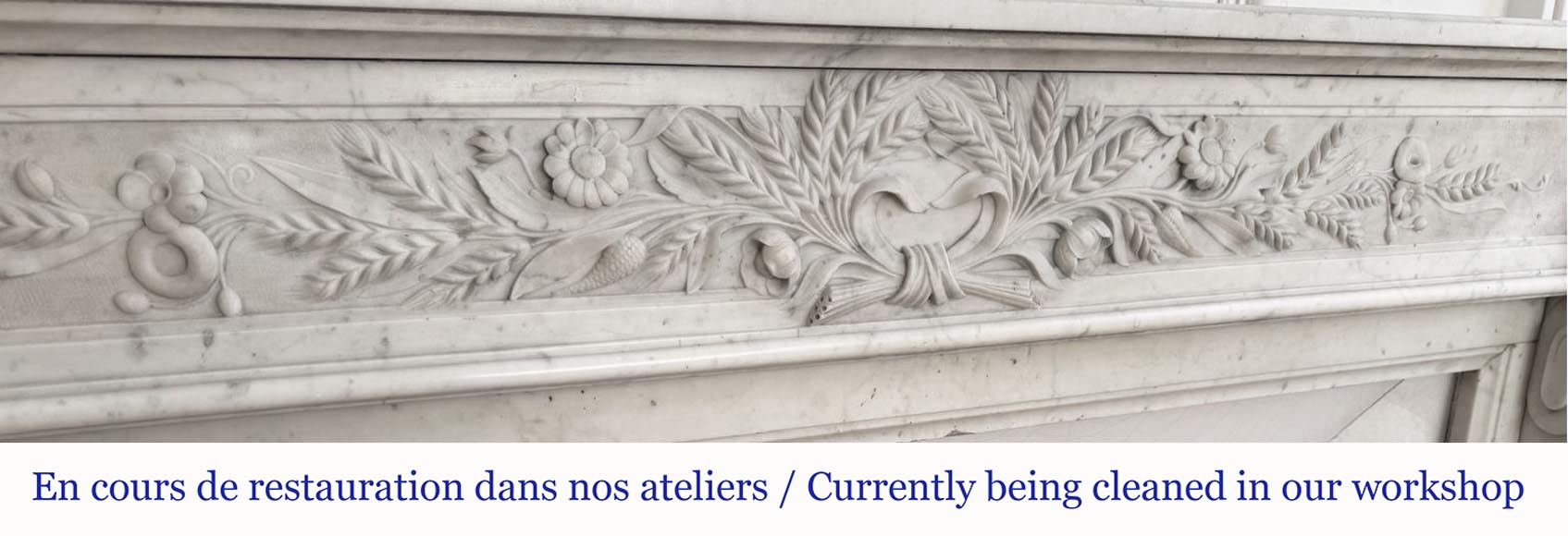 Cheminée de style Louis XVI en marbre de Carrare très sculpté, à décor floral-1