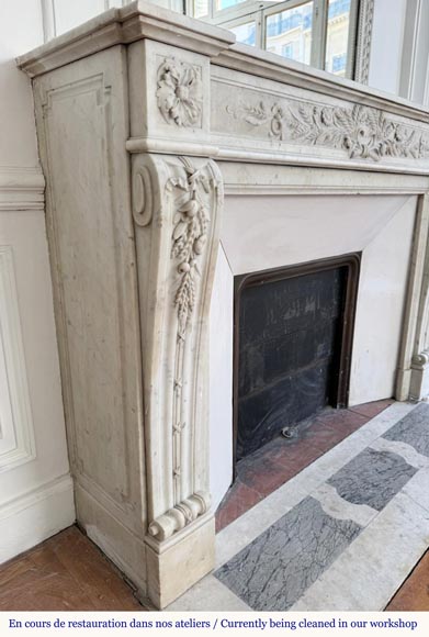 Cheminée de style Louis XVI en marbre de Carrare très sculpté, à décor floral-4