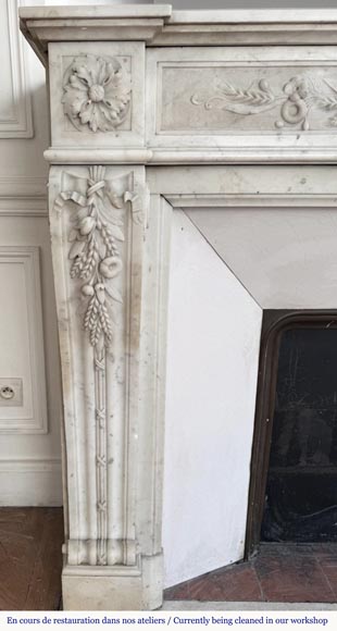 Cheminée de style Louis XVI en marbre de Carrare très sculpté, à décor floral-5