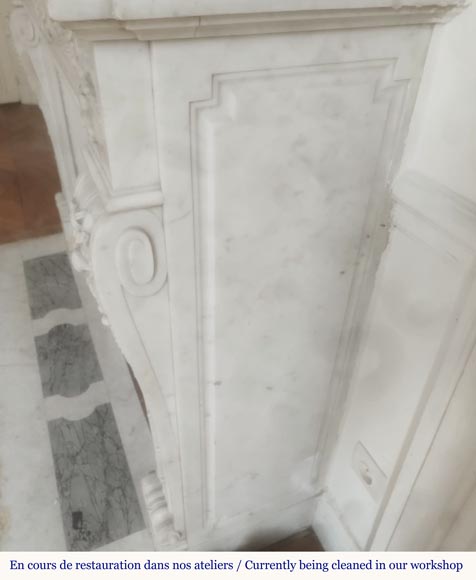 Cheminée de style Louis XVI en marbre de Carrare très sculpté, à décor floral-8