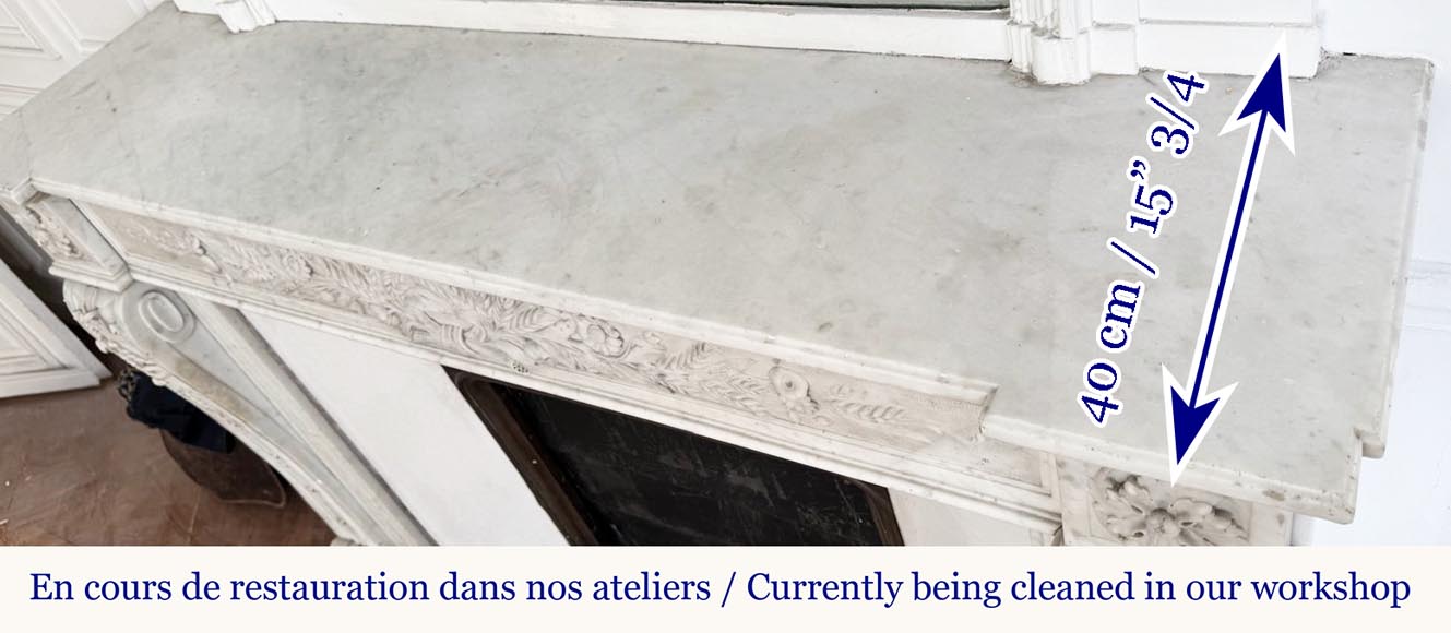 Cheminée de style Louis XVI en marbre de Carrare très sculpté, à décor floral-10