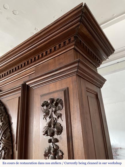 Grande cheminée monumentale en noyer sculpté, décorée d’atlantes et d’un médaillon peint-6