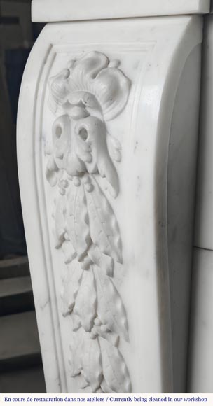 Cheminée de style Napoléon III en marbre demi statuaire décorée d'une guirlande-6
