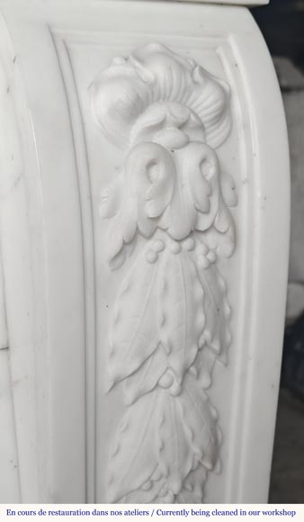 Cheminée de style Napoléon III en marbre demi statuaire décorée d'une guirlande-11