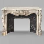 Cheminée de style Louis XV très sculptée en marbre de Carrare, décorée de fleurs