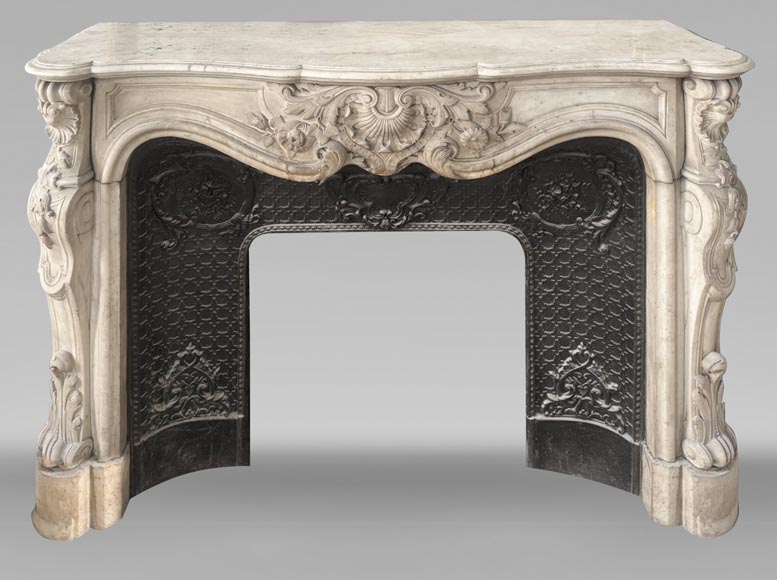 Cheminée de style Louis XV très sculptée en marbre de Carrare, décorée de fleurs-0