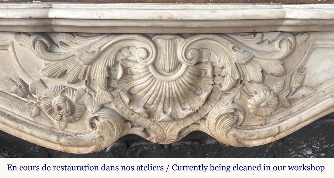 Cheminée de style Louis XV très sculptée en marbre de Carrare, décorée de fleurs-1