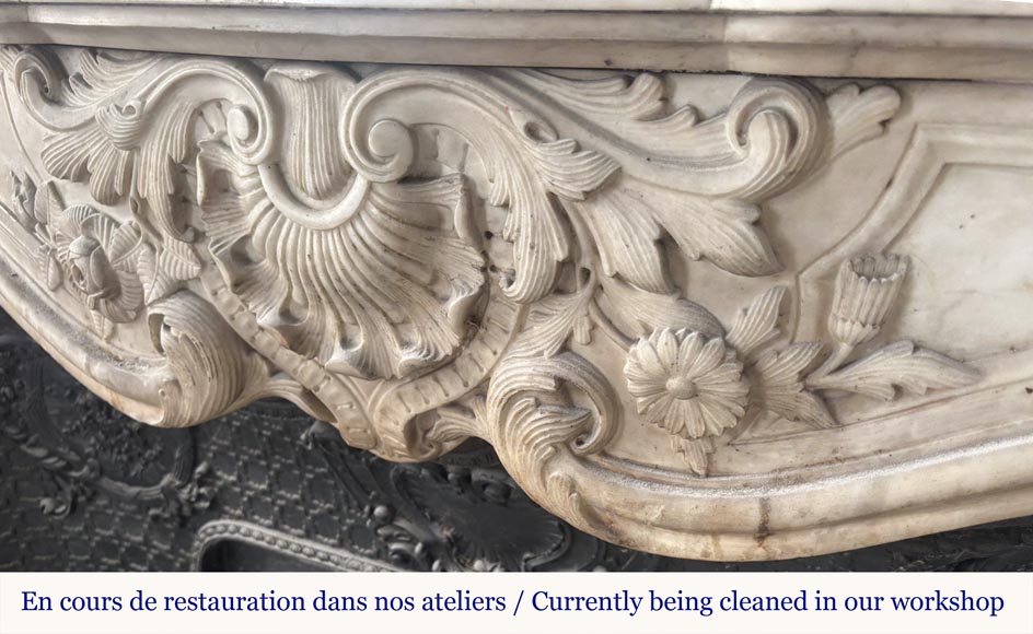 Cheminée de style Louis XV très sculptée en marbre de Carrare, décorée de fleurs-2