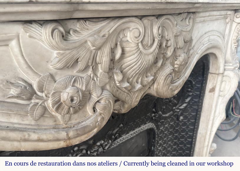 Cheminée de style Louis XV très sculptée en marbre de Carrare, décorée de fleurs-3