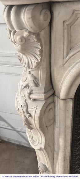 Cheminée de style Louis XV très sculptée en marbre de Carrare, décorée de fleurs-4
