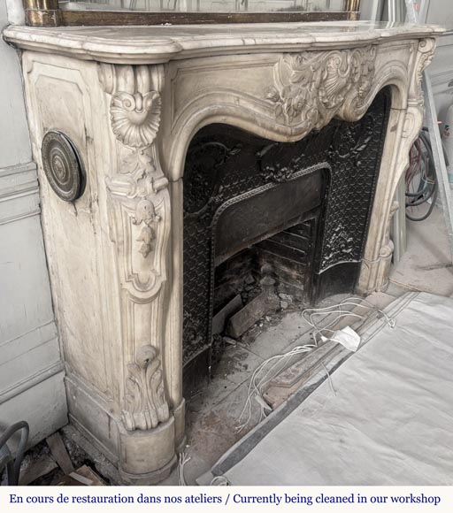 Cheminée de style Louis XV très sculptée en marbre de Carrare, décorée de fleurs-5