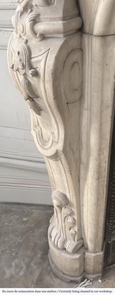 Cheminée de style Louis XV très sculptée en marbre de Carrare, décorée de fleurs-7